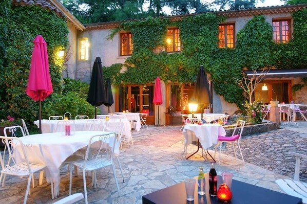 Lunch and dinner served, French cuisine