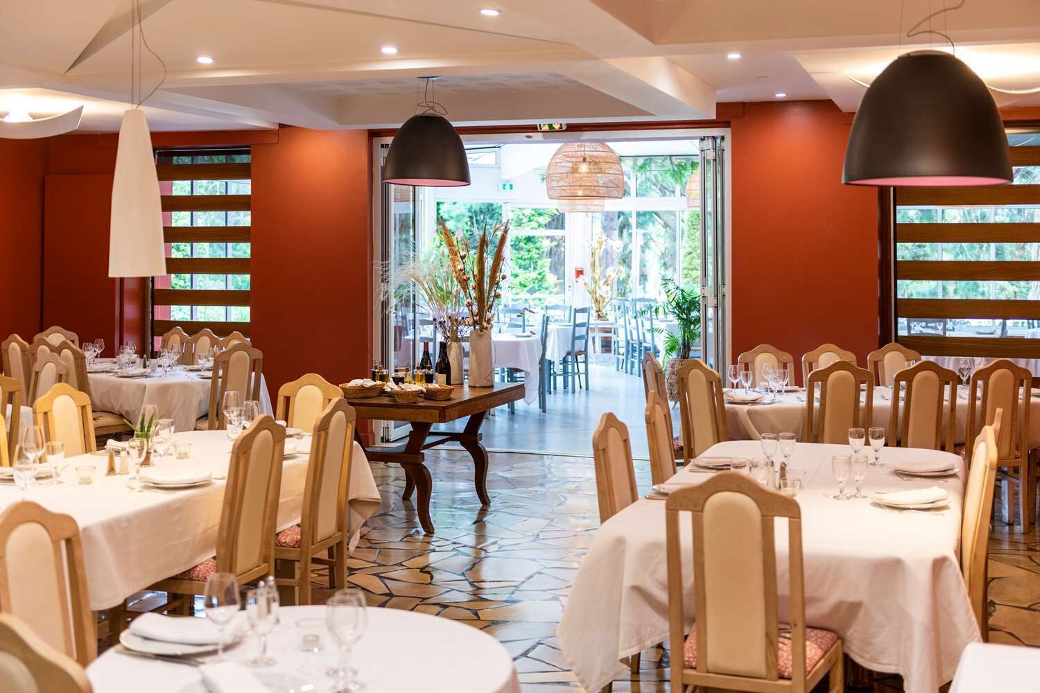 Melayani makan siang dan makan malam dengan sajian masakan Prancis