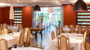 Lunch and dinner served, French cuisine