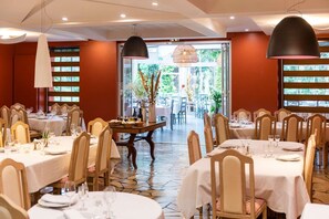Lunch and dinner served, French cuisine