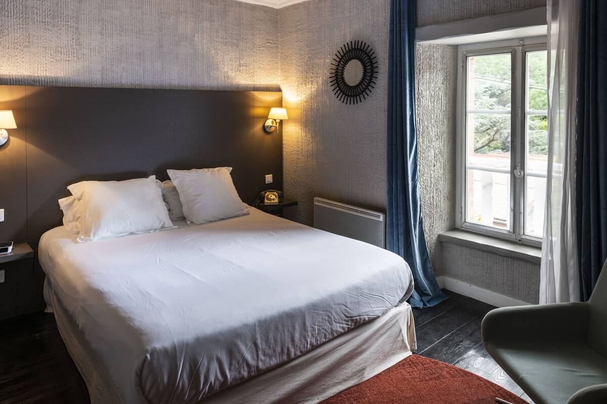 Dobbeltrom – comfort | Safe på rommet, skrivebord, lydisolert og strykejern/-brett