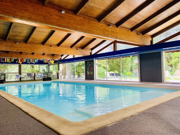 Innendørsbasseng, utendørsbasseng og solsenger