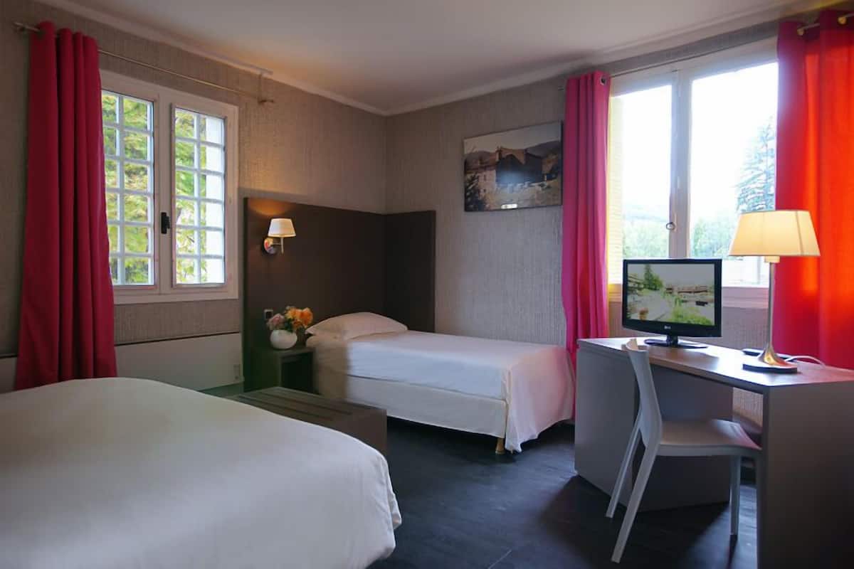 Triple Room | In-room safe, desk, soundproofing, iron/ironing board