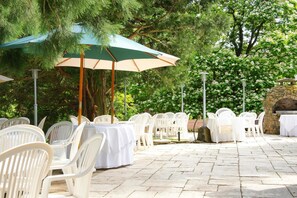 Outdoor dining - Domaine La Gentilhommière (Satillieu)