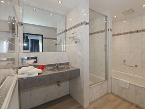 Junior Suite | Bathroom | Hair dryer, towels - DORMERO Hotel Meerbusch (Meerbusch)