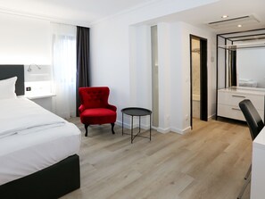 Single Room | 1 bedroom, minibar, in-room safe, desk