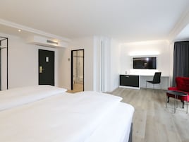 Quarto casal luxo | Frigobar, cofres nos quartos, escrivaninha, cortinas blackout