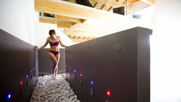 Espace de soins pour les couples, sauna, bain Ă remous, hammam, hammam