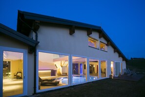 Couples treatment room(s), sauna, hot tub, steam room