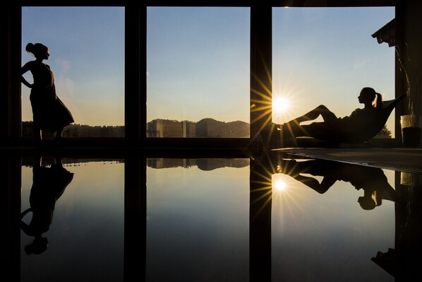 Couples treatment room(s), sauna, hot tub, steam room