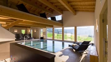 Salas de tratamiento para parejas, un sauna, una bañera de hidromasaje