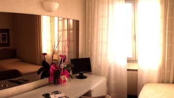 Minibar, una cassaforte in camera, una scrivania, ferro/asse da stiro