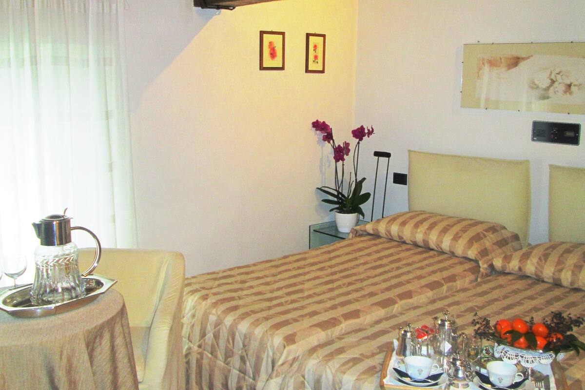 Minibar, coffre-fort, bureau, fer et planche à repasser