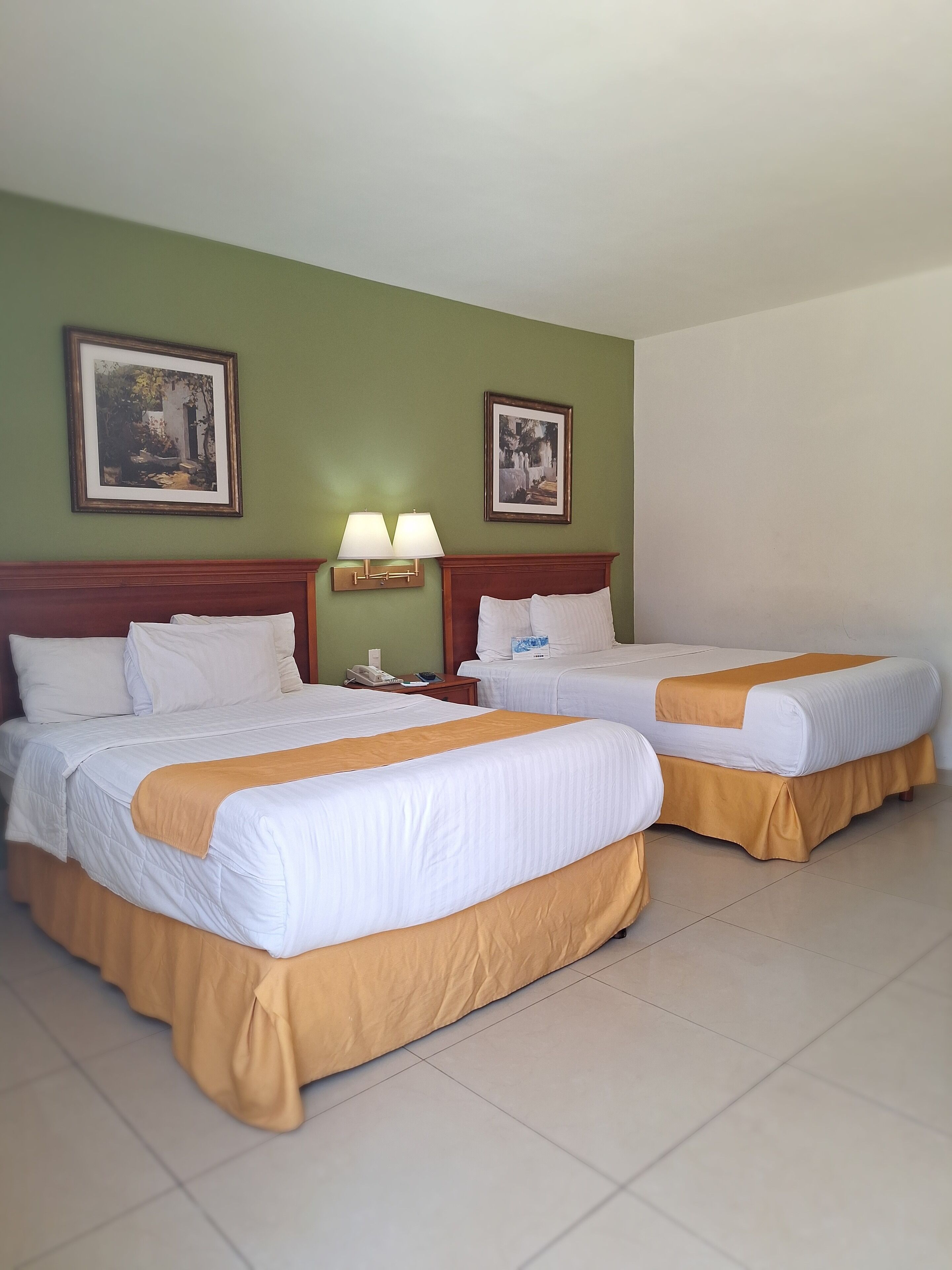 标准双人房, 2 张双人床, 无烟房 | 客房内保险箱、办公桌、遮光窗帘、隔音