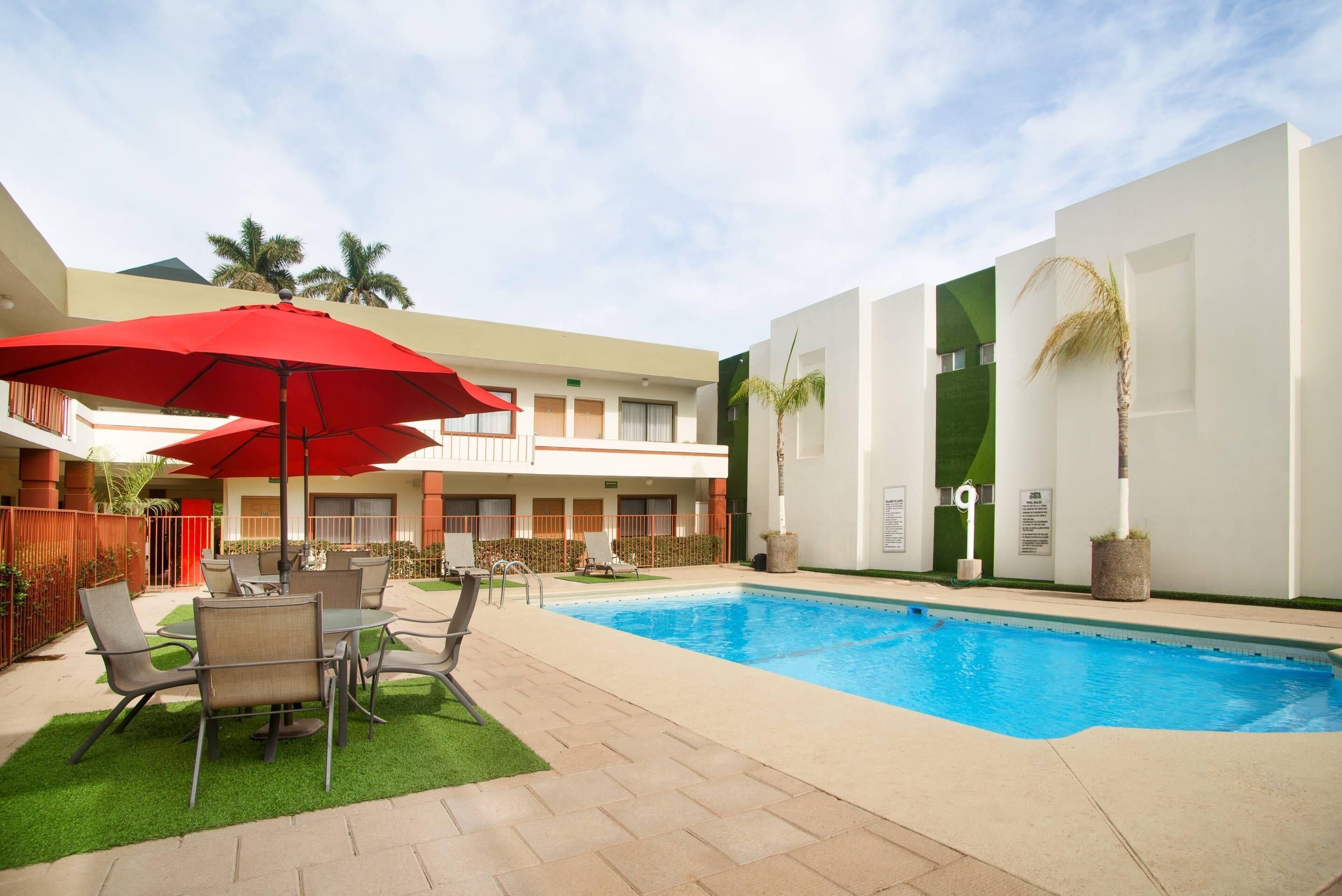 สระว่ายน้ำกลางแจ้ง, เก้าอี้อาบแดดริมสระ