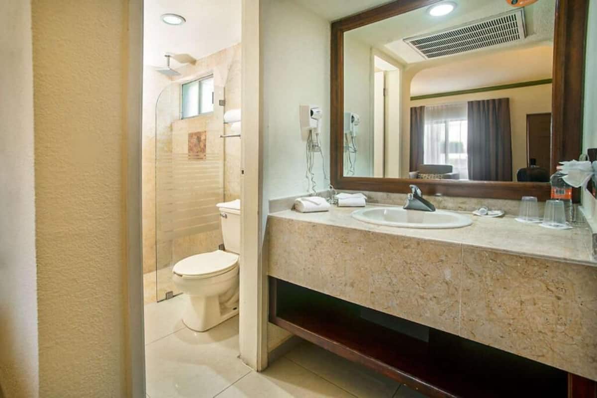 Bathroom | Shower, hair dryer, bidet, towels