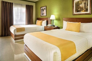 Kahden hengen standard-huone, 2 parisänkyä, tupakointi kielletty | Tallelokero huoneessa, työpöytä, pimennysverhot, äänieristys