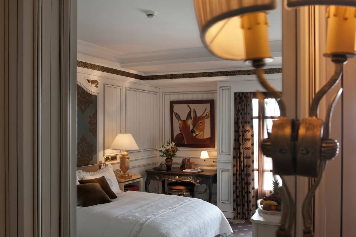 egyptian cotton sheets, premium bedding, down duvets, minibar