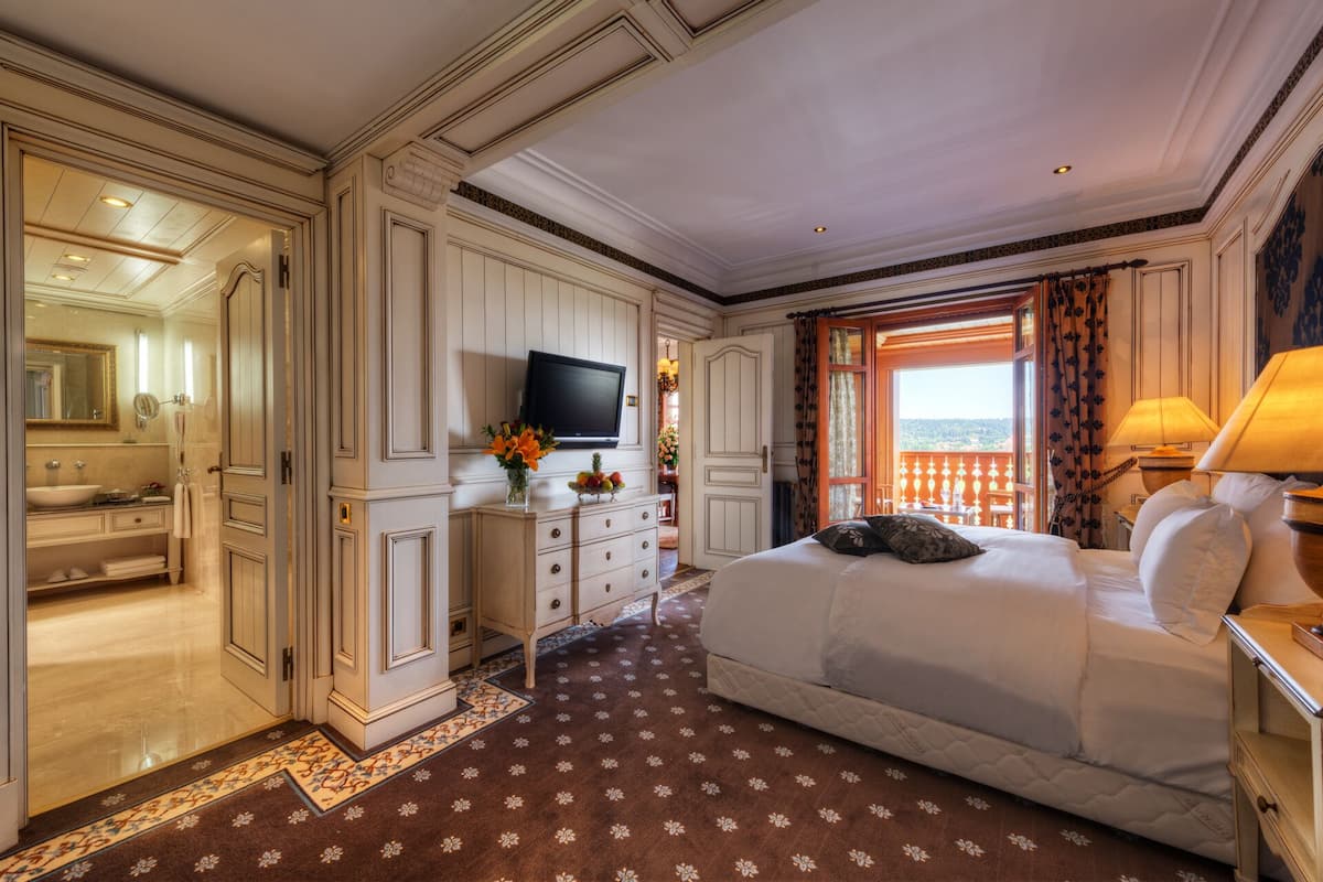 egyptian cotton sheets, premium bedding, down duvets, minibar