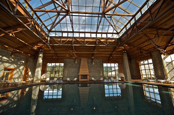 Piscine intérieure, piscine extérieure en saison, parasols