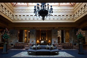 Área de estar no saguão