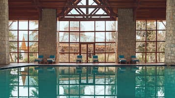 Piscina coperta, piscina stagionale all'aperto, ombrelloni da piscina