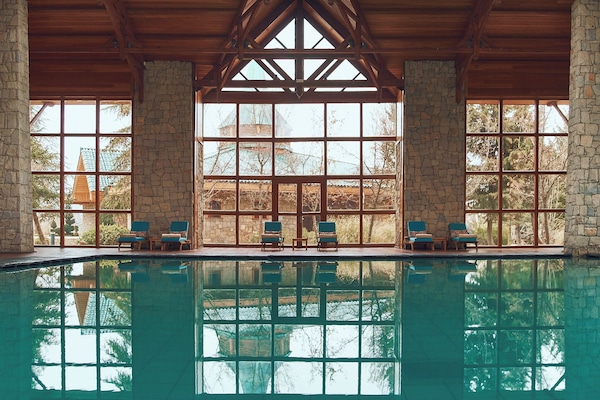 室內泳池、季節性室外泳池;泳池傘、躺椅