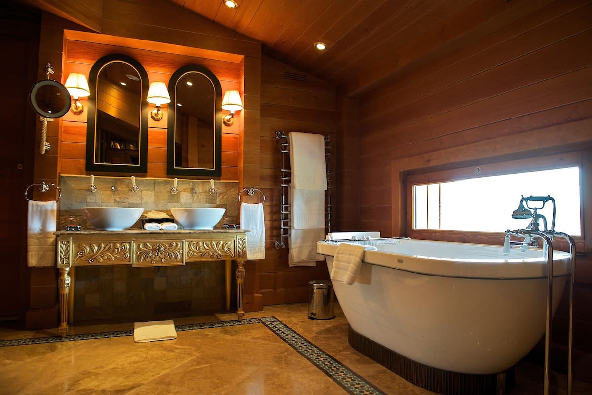 exceptional suite | bathroom | combined shower/bathtub, deep-soaking bathtub, designer toiletries