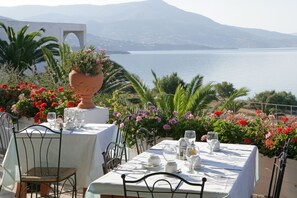 Outdoor dining - Andros Holiday (Andros)