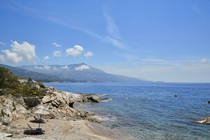 在海滩、沙滩椅、海滩遮阳伞、间海滩酒吧