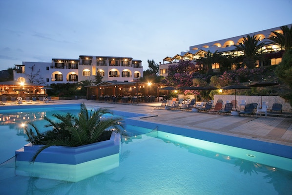 Piscine extérieure, parasols, chaises longues