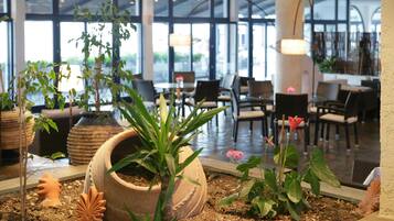 2 bars, un bar al costat de la piscina i un bar a la platja