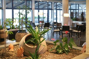 2 间酒吧/酒廊、池畔酒吧、海滨酒吧