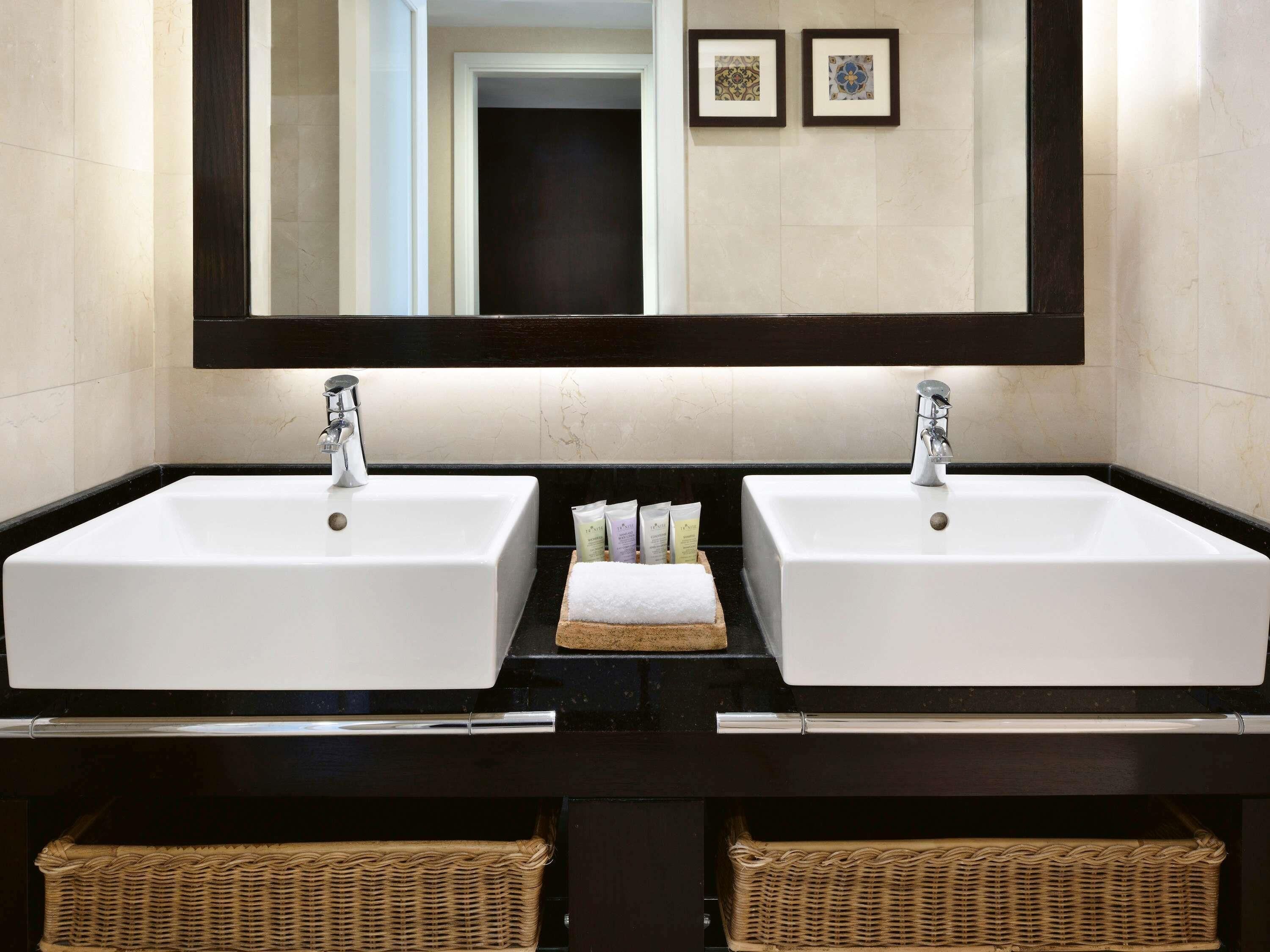 Ropa de cama hipoalergénica y minibar con artículos gratuitos 