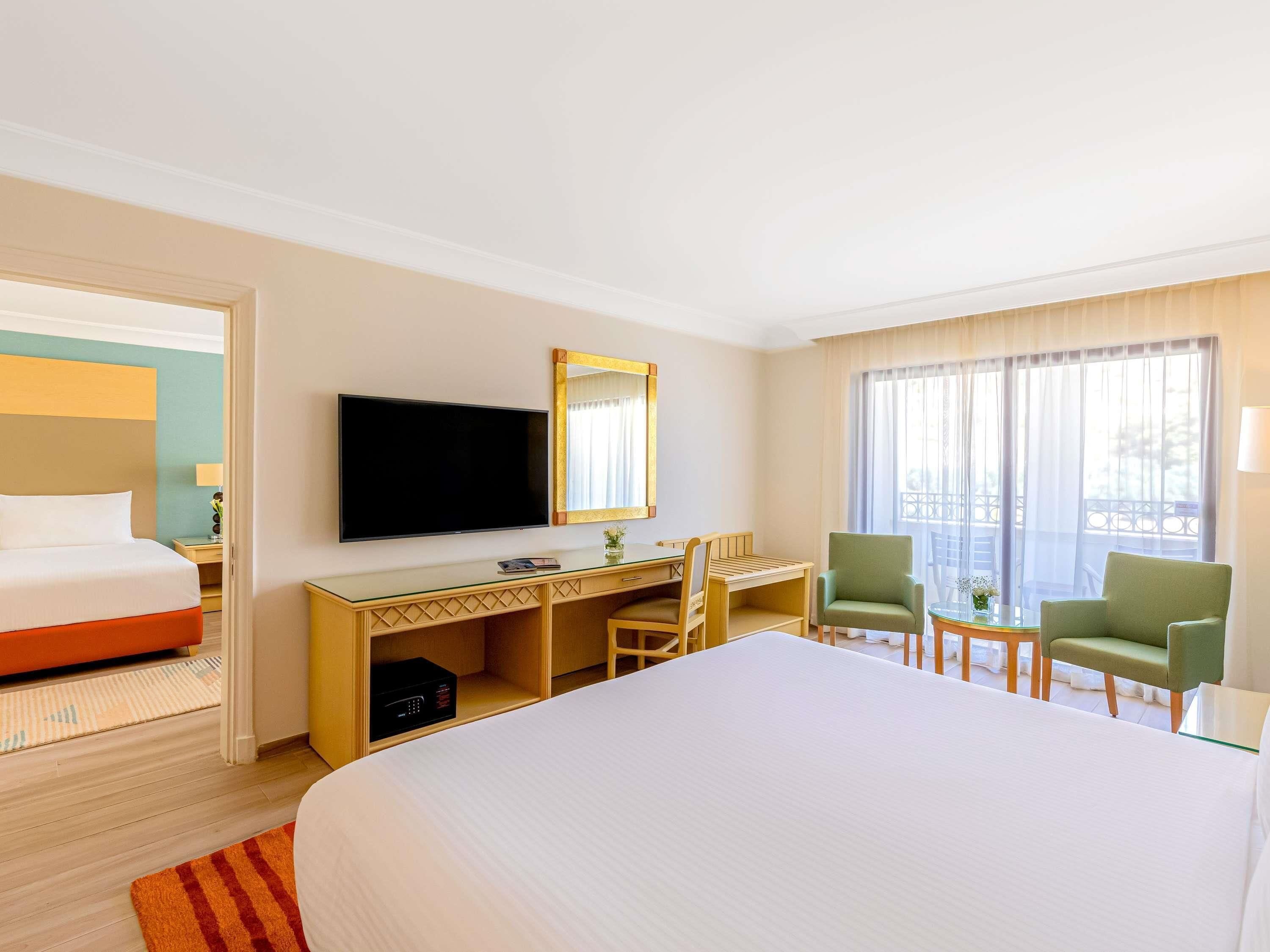 Ropa de cama hipoalergénica y minibar con artículos gratuitos 