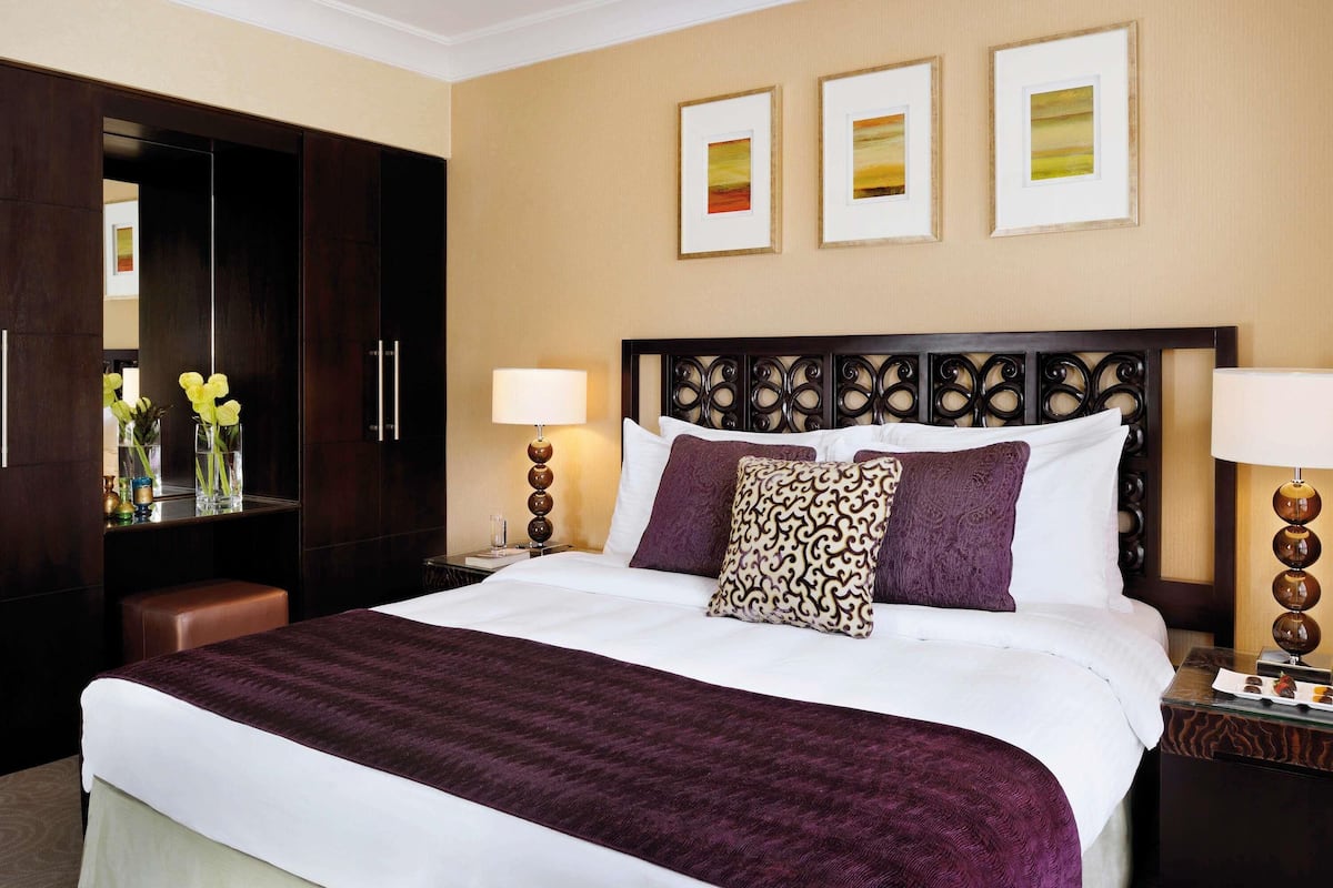 Suite – royal, 1 kingsize-seng | Allergitestet sengetøy, minibar (inkludert) og safe på rommet