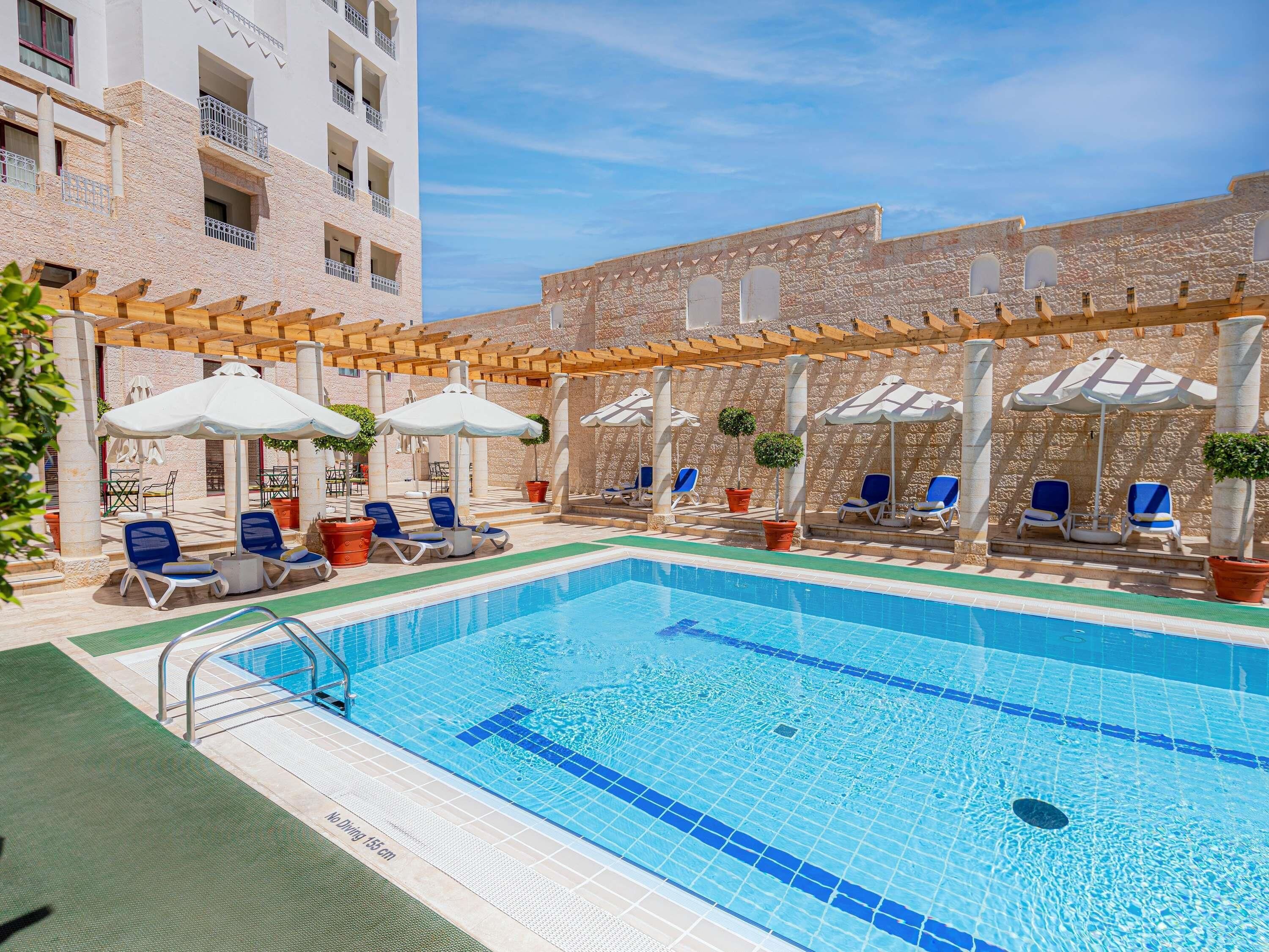 Piscine extérieure, parasols de plage, chaises longues