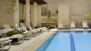 Piscina externa, funciona das 6h às 22h, guarda-sóis, espreguiçadeiras