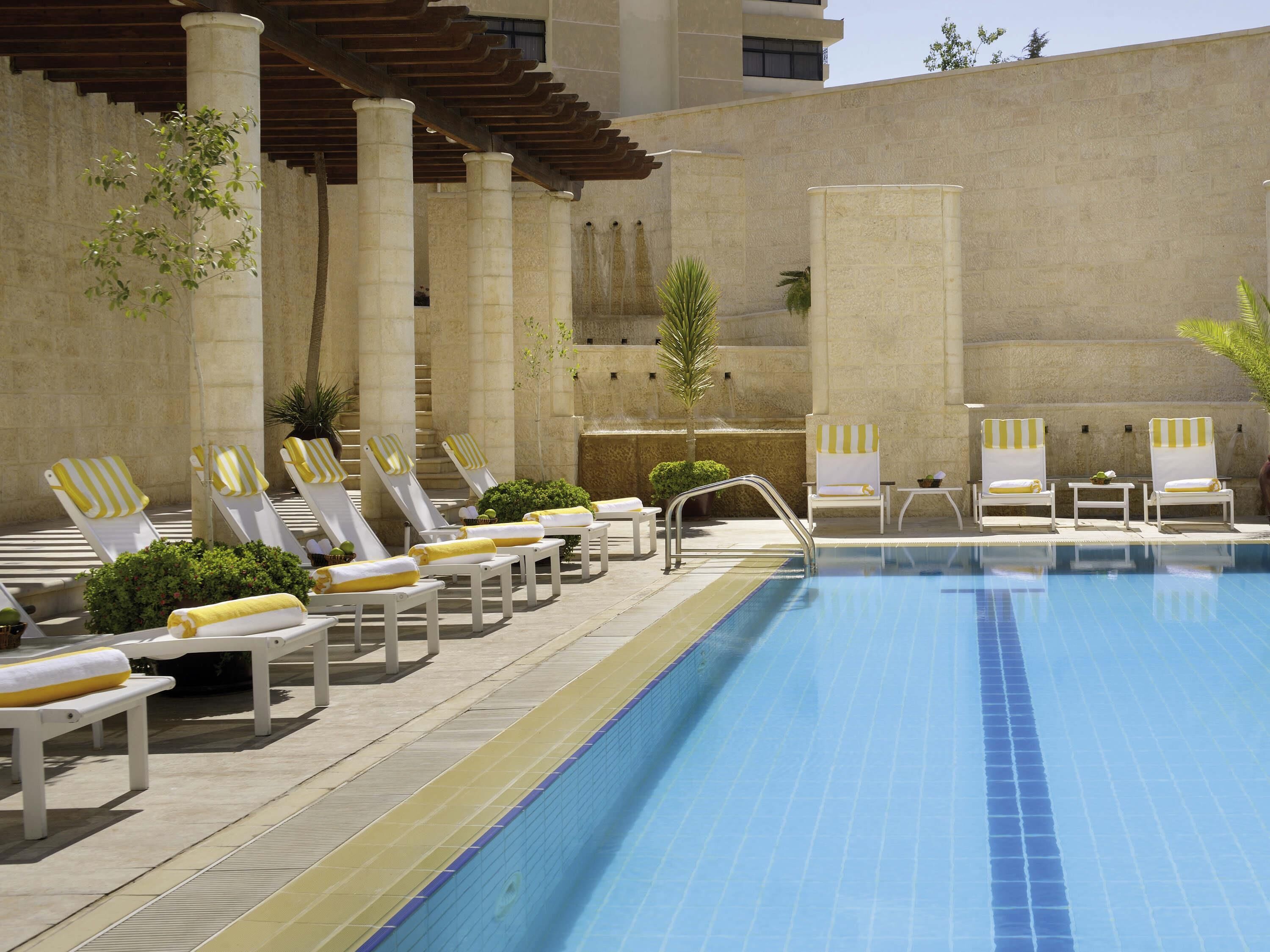 Piscine extérieure, parasols de plage, chaises longues