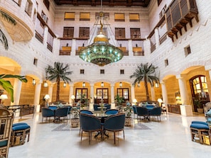 Bar (on property) - Mövenpick Resort Petra (Wadi Musa)