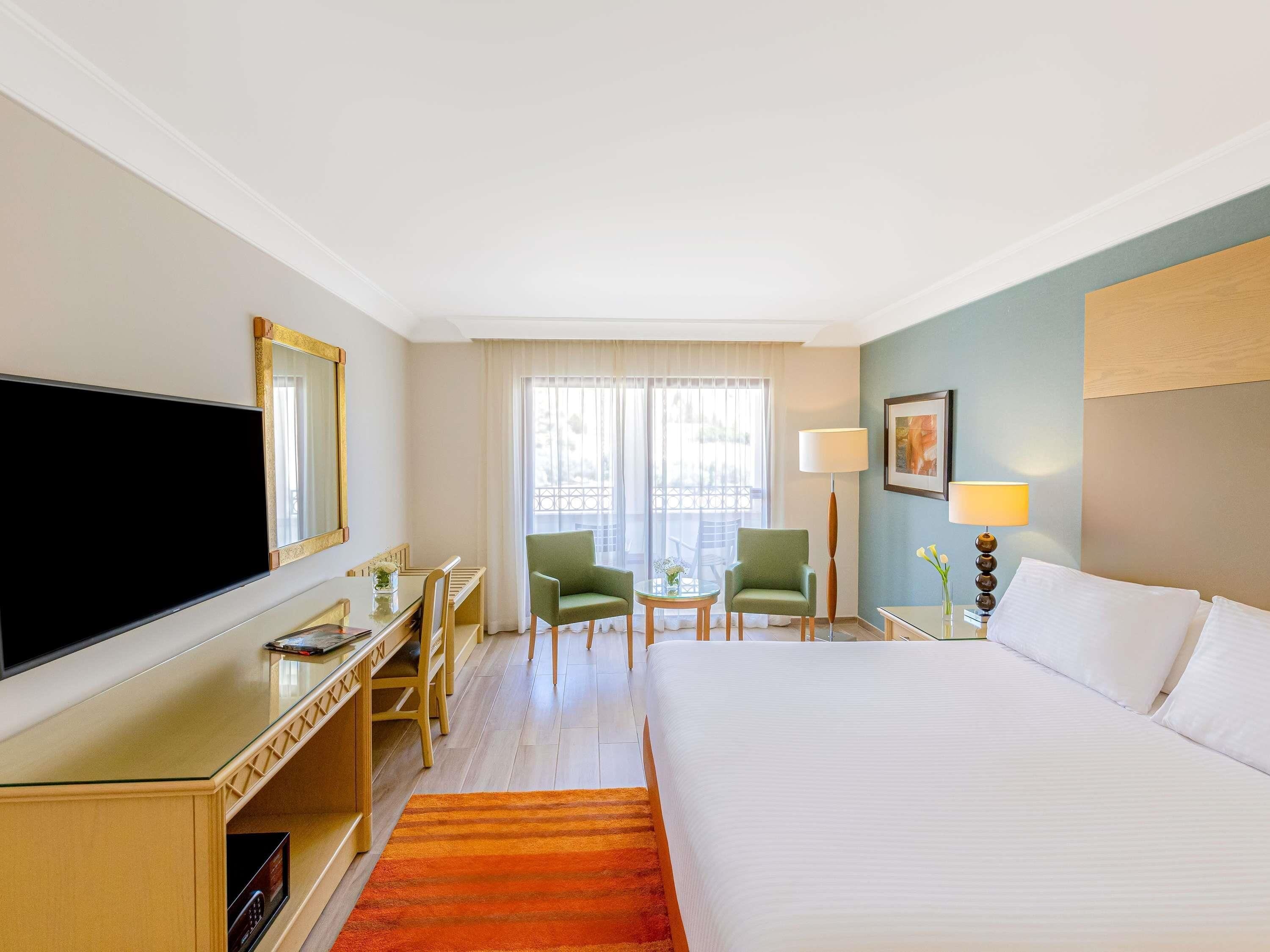 Ropa de cama hipoalergénica y minibar con artículos gratuitos 