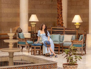 Bar (on property) - Mövenpick Resort Petra (Wadi Musa)