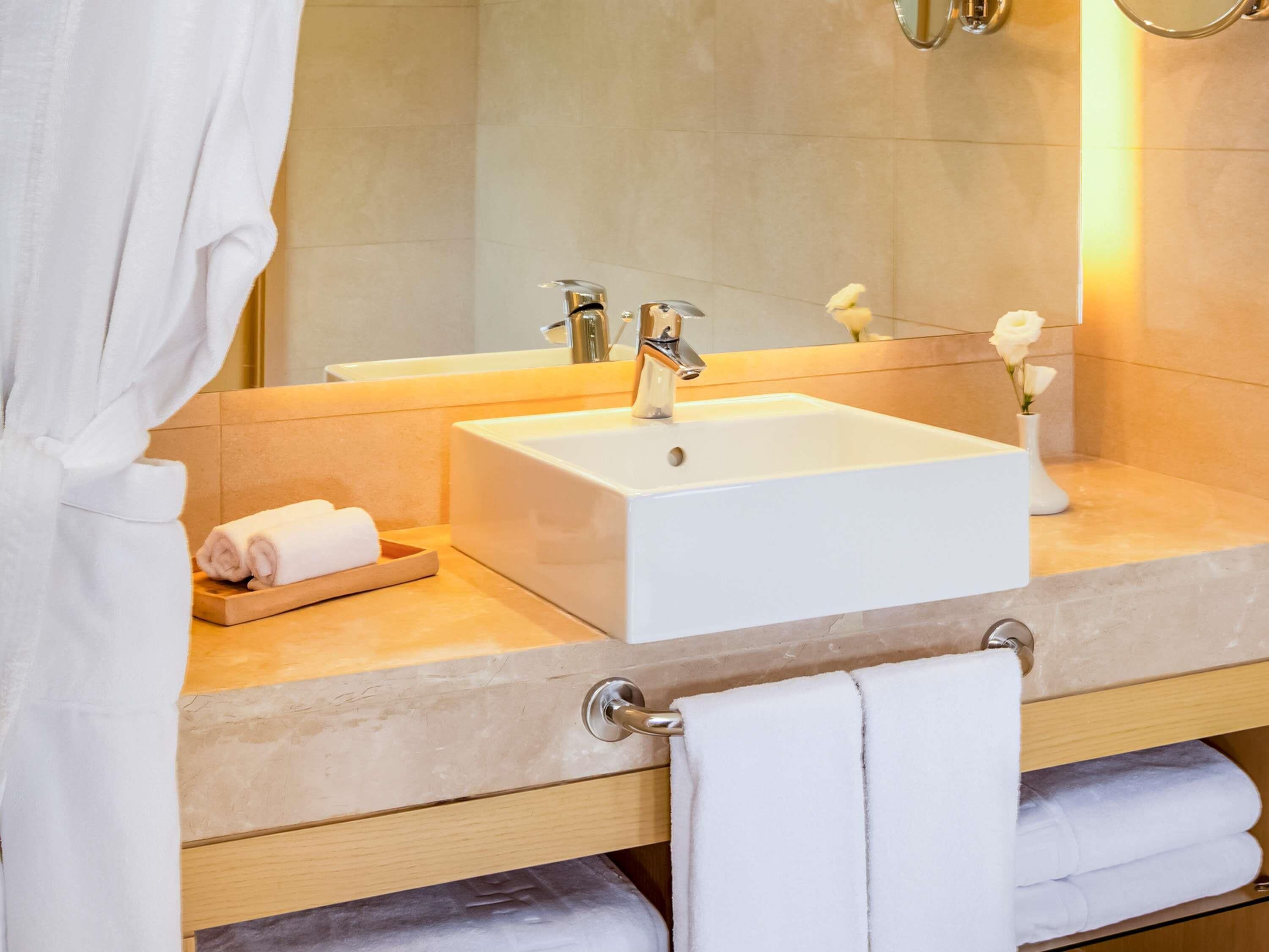 Ropa de cama hipoalergénica y minibar con artículos gratuitos 