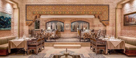 4 restaurants, breakfast, lunch, dinner served; international cuisine