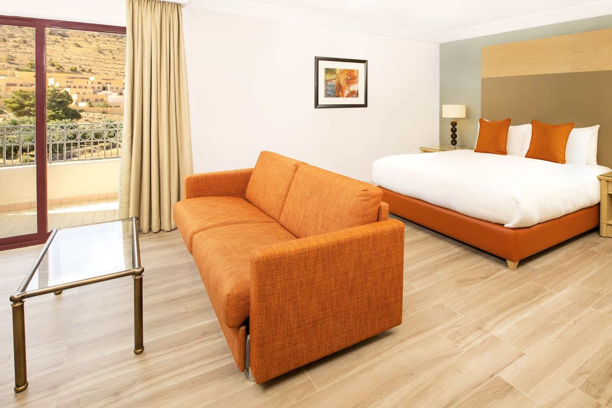 1 bedroom, hypo-allergenic bedding, free minibar, in-room safe