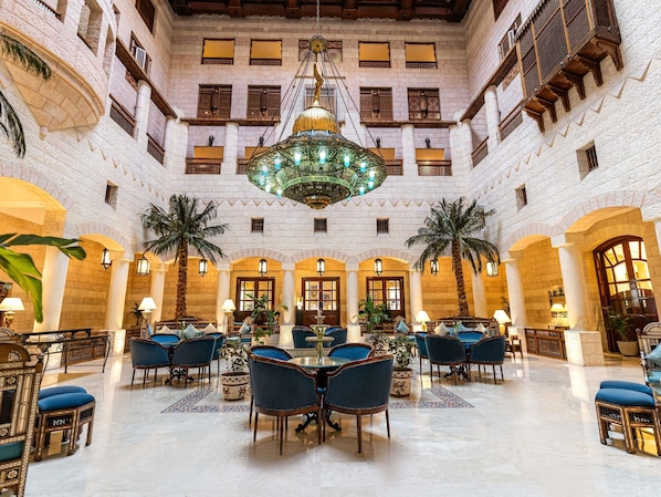 4 restaurants, breakfast, lunch, dinner served; international cuisine