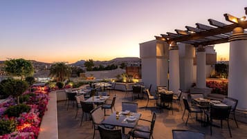 4 restaurants, breakfast, lunch, dinner served; international cuisine