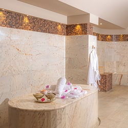 Baño de vapor, tratamientos corporales y masajes con piedras calientes