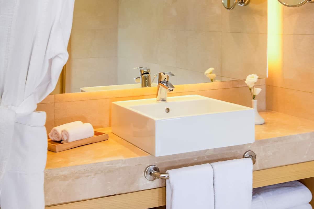 1 bedroom, hypo-allergenic bedding, free minibar, in-room safe