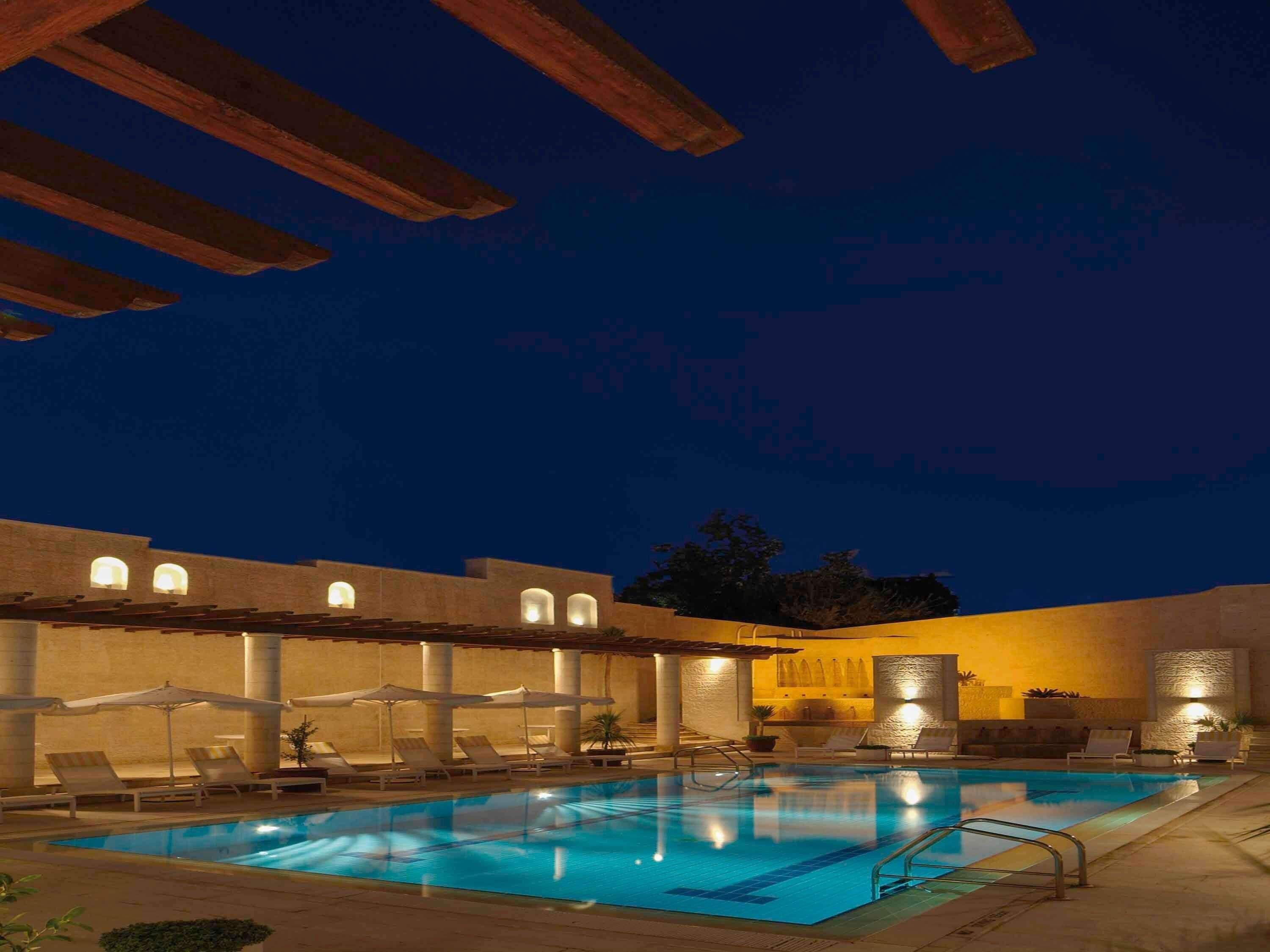 สระว่ายน้ำกลางแจ้ง เปิด 6:00 น. ถึง 22:00 น., ร่มริมสระว่ายน้ำ